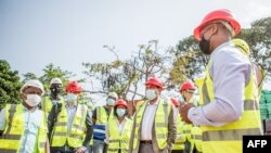 Une délégation conduite par le président du musée "Quai Branly-Jacques Chirac" Emmanuel Kasarherou visite le chantier d'un futur musée à Ouidah, le 26 mars 2021.