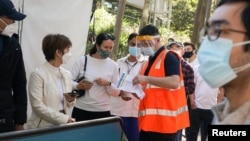 រូបឯកសារ៖ បុគ្គលិក​សុខាភិបាល​ម្នាក់​ផ្ដល់​ព័ត៌មាន​ដល់​ពលរដ្ឋ​អូស្ត្រាលី​ដែល​កំពុងឈរតម្រង់ជួរ​រង់ចាំ​ចាក់​វ៉ាក់សាំងបង្ការ​ជំងឺ​កូវីដ១៩ ក្នុង​អំឡុងពេល​បិទខ្ទប់ ទីក្រុង​ស៊ីដនី ប្រទេស​អូស្ត្រាលី ថ្ងៃទី១៦ ខែសីហា ឆ្នាំ២០២១។