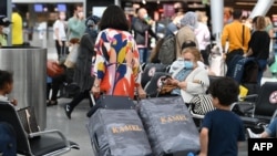 2일 독일 뒤셀도르프 공항의 여행객들.