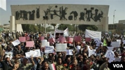 Para demonstran mengumandangkan slogan-slogan anti-pemerintah dalam demonstrasi di Irak, Jumat (3/4).