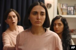 سهیلا گلستانی (چپ)، مهسا رستمی، و ستاره ملکی، در «دانه انجیر معابد»