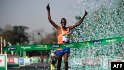 Le Kenyan Paul Lonyangata remporte la 42ème édition du Marathon de Paris le 8 avril 2018.