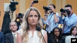 Sara Metjuz, bivša zamenica sekretara za štampu Bele kuće, svedoči pred Komisijom za 6. januar u Kongresu, 21. jula 2022. (Foto: AP/Patrick Semansky)
