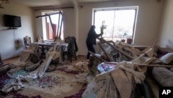 29일 아르메니아와 아제르바이잔의 영토 분쟁 지역 나가르노-카라바흐의 스테파니케르트 외곽 지역 슈시에 있는 주거지가 아제르바이잔의 폭격으로 파손됐다. 