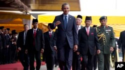 4월 26일 말레이 공항에 도착해 영접받는 오바마 대통령