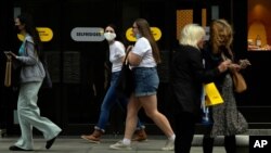 지난 6일 영국 런던의 시민들이 코로나 예방 마스크를 쓰고 거리를 걷고 있다. 