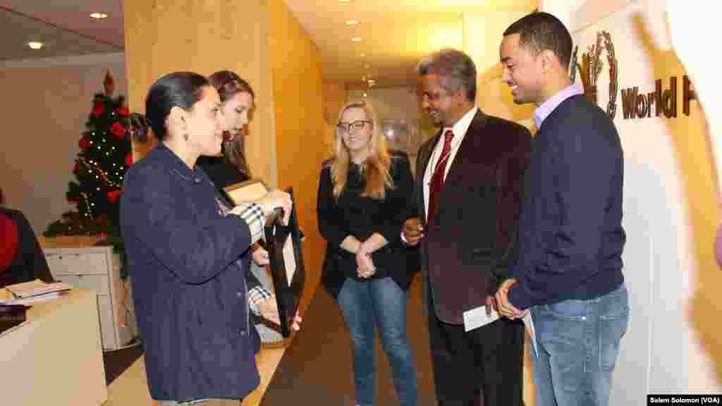 ሁለት ኢትዮጵያውያን ከ30,000 ዶላር በላይ ለዓለም ምግብ ፕሮግራም አስረከቡ