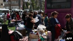 شماری از ارمنی‌ها که پس از تصرف منطقهٔ نگورنی قره‌باغ توسط آذربایجان به شهر‌های مختلف ارمنستان سرازیر شده اند