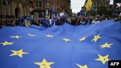 Les protestataires portent un drapeau géant de l'Union Européenne pendant une marche anti-Brexit le premier jour du parti conservateur de la conférence annuelle à Manchester, le 1 octobre 2017
