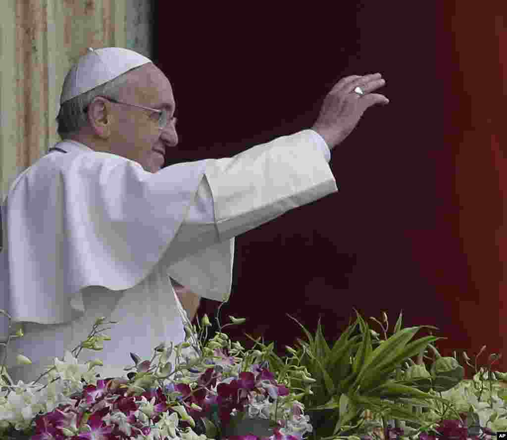 Pope Francis delivers the Urbi et Orbi (to the city and to the world) blessing at the end of the Easter Sunday Mass in St. Peter&#39;s Square at the Vatican , April 5, 2015.