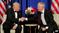 Predsednik SAD Donald Tramp rukuje se sa premijerom Australije Malkomom Turnbulom tokom sastanka u prostorijama "penzionisanog" nosača aviona Ju-es-es Intrepid, koji je usidren u reci Hadson u Njujorku, 4. maja 2017. (AP Photo/Pablo Martinez Monsivais) 
