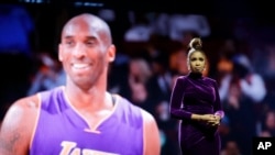 Jennifer Hudson chante un hommage à l'ancienne star de la NBA Kobe Bryant et à sa fille Gianna, qui ont été tués dans un accident d'hélicoptère le 26 janvier, avant le match de basket de la NBA All-Star, le dimanche 16 février 2020, à Chicago.