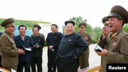 최근 김정은 북한 국방위원회 제1위원장(가운데)이 조선인민군 제810군부대산하 신창양어장을 현지지도 했다고 북한 조선중앙통신이 지난 15일 보도했다. (자료사진)