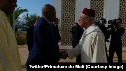 Le Premier ministre malien Soumyelou Boubeye Maïga, à gauche, salue les autorités de l'Institut Mohammed VI à son arrivée, Casablanca, Maroc, 9 mars 2018. (Twitter/Primature du Mali)