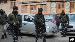 بھارتی کنٹرول کے کشمیر میں پولیس اہل کار سری نگر کے اس علاقے میں گشت کر رہے ہیں جہاں ایک بارودی دھماکہ ہوا تھا۔ 4 جنوری 2020