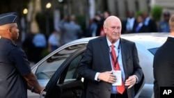 L'ancien président sud-africain FW de Klerk arrive pour le discours sur l'état de la nation au parlement au Cap, le 13 février 2020.