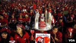 Para demonstran anti pemerintah pendukung mantan PM Thaksin Shinawatra yang dikenal sebagai "Kaos Merah" dalam suatu unjuk rasa di Bangkok.