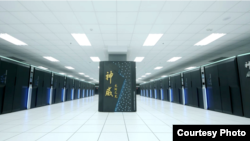 លោក លាង ស៊ីដនី (ឆ្វេង) ពលរដ្ឋ​ខ្មែរ​សញ្ជាតិ​អាមេរិក​ម្នាក់ ថត​រូប​ជាមួយ​សកម្មជន​ឃោសនា​គណបក្ស​នយោបាយ​ បន្ទាប់​ពី​លោក​បាន​បោះឆ្នោត​ពាក់​កណ្តាល​អាណត្តិ​រួច នៅទីក្រុង Lowell រដ្ឋ Massachusetts ថ្ងៃទី៦ ខែវិច្ឆិកា ឆ្នាំ២០១៨។ (រូបថត​ផ្តល់​ឲ្យ)