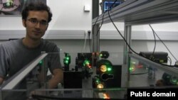 امید کوکبی، دانشجوی دکترای فیزیک اتمی در دانشگاه آستین ایالت تگزاس آمریکا، بهمن ۱۳۸۹ در تهران بازداشت