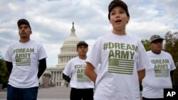 Qo’shma Shtatlarga bolaligida kelib qolgan hujjatsiz muhojirlarni “umidchilar”, "dreamers" deyishadi. Sobiq Prezident Barak Obama davrida ular himoyaga olingan, ishlashiga ruxsat berilgan edi. Donald Tramp Oq uyga kelganidan beri bu insonlar taqdiri mavhum qolayapti. 