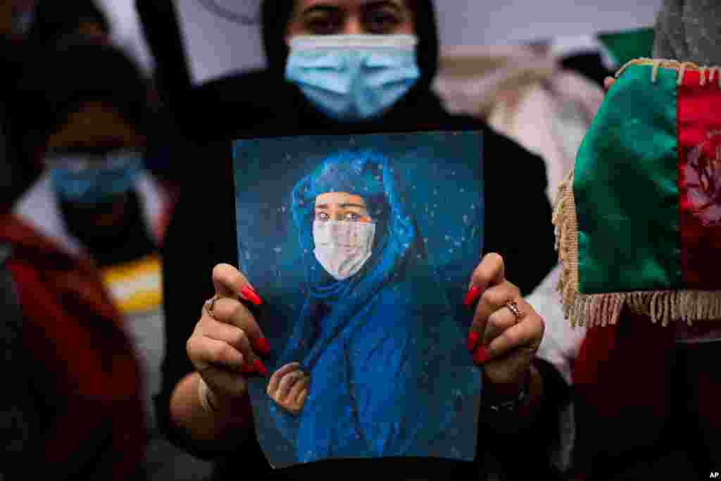 벨기에 브뤼셀의 유럽연합 본부 앞에서 아프가니스탄 상황에 대한 국제사회의 관심을 촉구하는 집회가 열렸다.