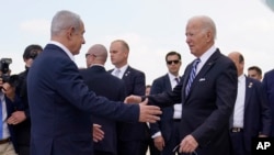 Presiden Amerika Serikat (AS) Joe Biden disambut Perdana Menteri Israel Benjamin Netanyahu saat tiba di Bandara Internasional Ben Gurion, di Tel Aviv, Rabu, 18 Oktober 2023. (Foto: Evan Vucci/AP Photo)