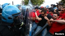 Protesters face off against police during a demonstration against the G7 summit in Giardini Naxos near Taormina, Sicily, Italy, May 27, 2017. 