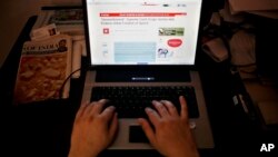 Seorang warga India menggunakan internet di sebuah warnet di New Delhi, India (foto: dok).