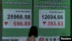 Sebuah papan di luar sebuah bank di Hong Kong, China, memperlihatkan posisi saham Indeks Hang Seng dan Indeks Hang Seng China Enterprise pada saat penutupan lantai bursa (29/6).