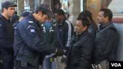 Athens police check immigrants' documents 