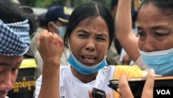 រូបឯកសារ៖ អ្នកស្រី ​នួន នឿន​ រងរបួស​នៅខ្នងដៃ​​ស្តាំ បន្ទាប់ពីត្រូវ​បាន​អូសទាញ​ដោយកងសន្តិសុខខណ្ឌ៧មករា​ក្នុងទីក្រុងភ្នំពេញចេញពី​ច្រកទ្វារ​សាលាដំបូង​រាជធានីភ្នំពេញ ថ្ងៃទី​២៤​ ខែកក្កដា​ ឆ្នាំ​២០២០។​ (ហ៊ុល​ រស្មី/វីអូអេ)