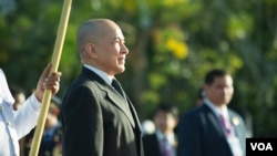 រូបឯកសារ៖ ព្រះមហាក្សត្រ​នៃ​កម្ពុជា ព្រះ​ករុណា​ព្រះបរមនាថ​ នរោត្តម​ សីហមុនី​​ បានមកដល់​​វិមានឯករាជ្យ​កាលពី​ព្រឹក​ថ្ងៃទី​០៩ វិច្ឆិកា២០១៨​ដើម្បី​ប្រារព្ធ​ពិធី​បុណ្យ​ឯករាជ្យ​ជាតិ​ក្នុង​រាជធានី​ភ្នំពេញ ប្រទេស​កម្ពុជា។(ទុំ ម្លិះ/VOA)