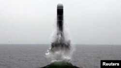 북한이 지난달 2일 동해 원산만 수역에서 신형 잠수한탄도미사일(SLBM) '북극성-3형' 시험발사에 성공했다면서 사진을 공개했다.