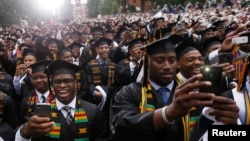 Para wisudawan mengabadikan acara wisuda di Morehouse College di Atlanta, Georgia, 19 Mei 2013. 