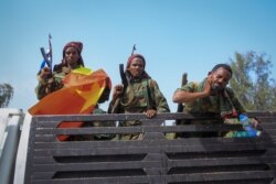 Tentara pemberontak Tigray menaiki truk di ibu kota Mekele (foto: dok).