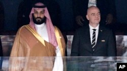 از راست به چپ، جیانی انفانتینو، رییس فدراسیون بین المللی فوتبال، و محمد بن سلمان، ولیعهد عربستان سعودی