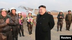 북한 김정은 제1국방위원장이 인민군 항공 및 반항공군 여성추격기 비행사들의 비행훈련을 지도했다고, 북한 관영 조선중앙통신이 지난해 11월 28일 보도했다.