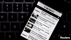 FILE - App pemilu di iPhone milik The Online Citizen di Singapura, 26 April 2011. 