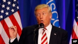 Kandidat presiden Partai Republik Donald Trump merombak kepemimpinan kampanyenya, Rabu (17/8) dengan memilih Stephen Bannon, eksekutif senior situs berita konservatif Breitbart, sebagai CEO kampanye.