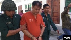 លោក ណៃ វ៉ង់ដា មន្រ្តីការពារសិទ្ធិមនុស្សសមាគមអាដហុក ដែល​ត្រូវ​បាន​តុលាការ​ឃុំ​ខ្លួន​បណ្តោះ​អាសន្ន​ពាក់ព័ន្ធ​នឹង​សំណុំ​រឿង​បង្គាប់​សាក្សី​ឲ្យ​កុហកតុលាការ ត្រូវ​បាន​សមត្ថកិច្ច​បណ្តើរ​ចូល​សវនា​ការ ខណៈ​កំពុង​មាន​ជំងឺ​នៅ​រាជធានី​ភ្នំពេញ កាលពី​ថ្ងៃទី​១១ ខែវិច្ឆិកា ឆ្នាំ២០១៦។