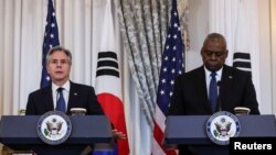 Waziri wa Mambo ya Nje wa Marekani, Antony Blinken, na mwenzake wa Ulinzi Lloyd Austin wakizungumza na wanahabari Alhamisi mjini Washington. Oktoba 31, 20024.