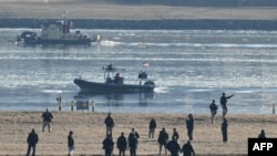 កងកម្លាំង​សមត្ថកិច្ច​និងក្រុមជួយសង្រ្គោះ​កំពុង​ស្វែងរក​សាកសព​ជនរងគ្រោះ​ពីការបុកគ្នារវាង​យន្តហោះនិង​ឧទ្ធម្ភាគចក្រ​នៅរដ្ឋធានីវ៉ាស៊ីនតោនសហរដ្ឋ​អាមេរិកកាលពីថ្ងៃទី៣០ មករា ឆ្នាំ២០២៥។