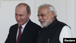 Presiden Rusia Vladimir Putin (kiri) dan PM India Narendra Modi di Hyderabad, New Delhi (11/12).