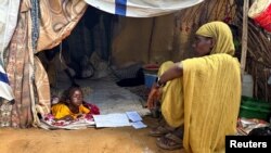 Warga Sudan berteduh di dalam tenda di kamp Zamzam, yang terletak di Darfur Utara, pada 1 Agustus 2024. (Foto: Reuters/Mohamed Jamal Jebrel)
