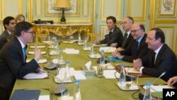U.S. Treasury Secretary Jack Lew, left, French President Francois Hollande, right, and France's Finance Minister Pierre Moscovici, 2nd right, are seen prior to a meeting at the Elysee Palace in Paris, Jan. 7, 2014. 