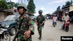 Tentara berpatroli di jalanan Timika, Papua, 26 Juli 2009. (Foto: dok). 