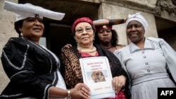 Esther Utjiua Muinjangue, présidente de la Fondation du génocide d'Ovaherero en Namibie, et les membres de la délégation namibienne, le 27 août 2018.