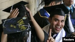 Hujjatsiz muhojir talabalar, Los-Anjeles, 15-iyun, 2012-yil.