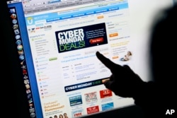 Kupac razgleda jedan od sajtova za prodaju tokom Sajber ponedeljka (AP/Paul Sakuma)