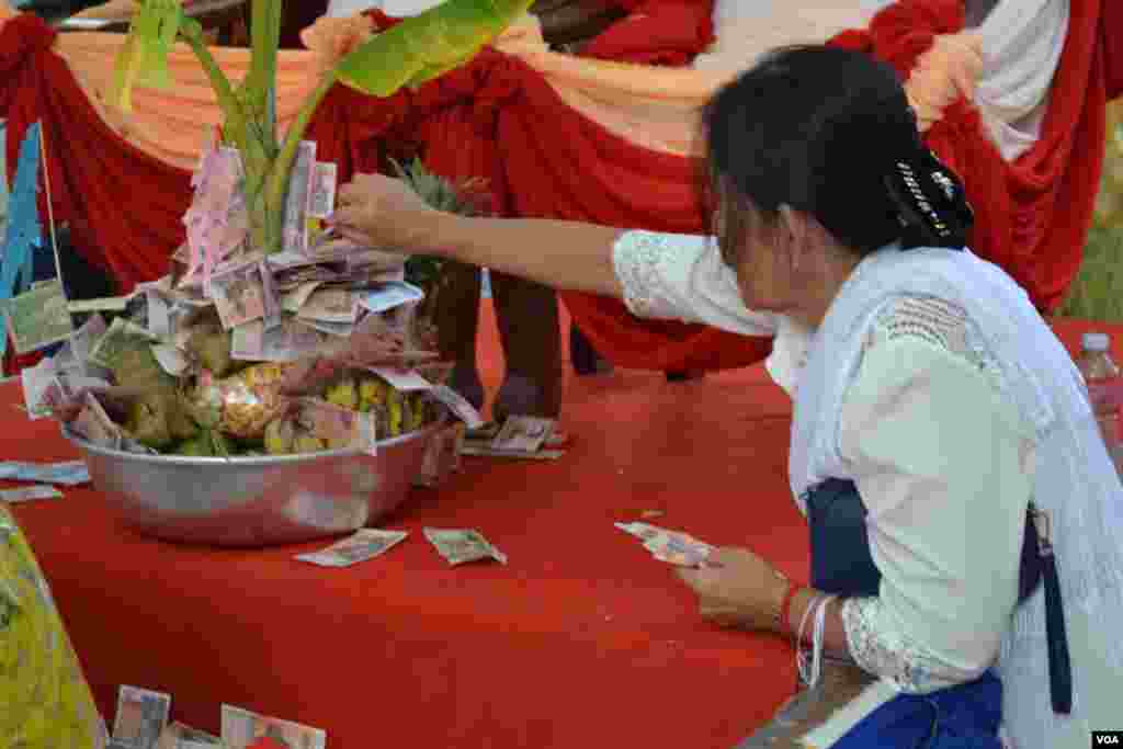 ពុទ្ធសាសនិកនៅ​ថ្ងៃ​បុណ្យ​ភ្ជុំបិណ្ឌ ក្នុង​វត្ត​មួយ​នៅ​ជាយ​ក្រុង​ភ្នំពេញ​⁠ កាល​ពី​ថ្ងៃ​អង្គារ ទី​០៩ ខែ​តុលា ឆ្នាំ​២០១៨។⁠ (ណឹម សុភ័ក្រ្តបញ្ញា/VOA)